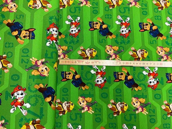 Jersey Paw Patrol springende Hunde auf grün